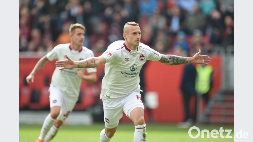 Der eingewechselte Adam Zrelak jubelt über seinen Treffer zum Ausgleich. Der 1. FC Nürnberg spielte 1:1 im Derby beim FC Ingolstadt. Ob dies ein Punktgewinn oder -verlust war, wird der Endspurt in der 2. Bundesliga zeigen müssen. 	Bild: Andreas Gebert/dpa