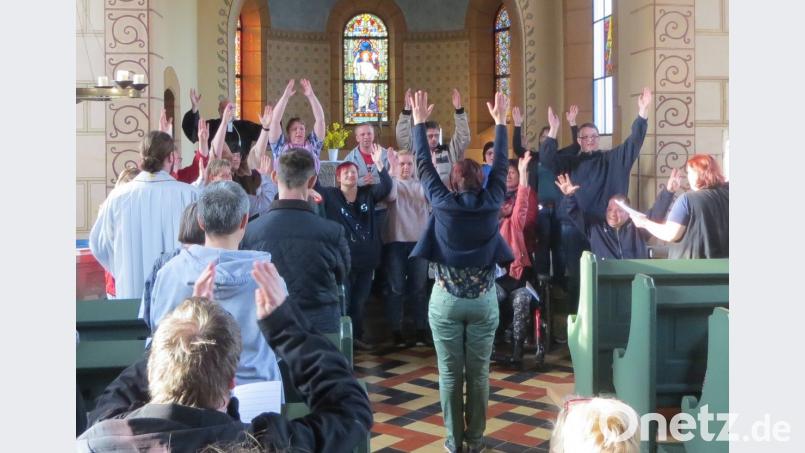 Einen besonderen Gottesdienst erlebten am Samstag zahlreiche Gläubige in der evangelischen Christuskirche. Mitgestaltet wurde die ökumenische und inklusive Feier von einer Gruppe aus Behinderten und Nichtbehinderten.	Bild: exb