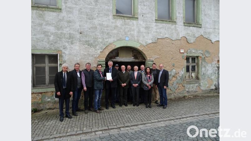 Der stellvertretende Vorsitzende des Vereins Ackerbürgerhaus, Georg Sollfrank (Vierter von links), freut sich über den Förderbescheid aus den Händen von Wolfgang-Günther Ewald, Ministerialrat am Landwirtschaftsministerium. Mit diesem Geld wird unter anderem Projektkoordinator Edgar Zwerenz (Siebter von links) bezahlt. 	Bild: rti