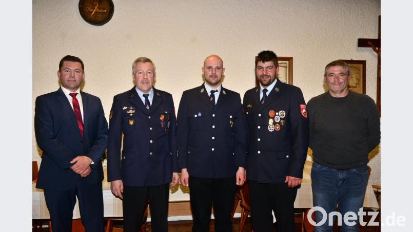 Bürgermeister Rainer Rewitzer (links) gratuliert der neuen Führungsspitze der Pleysteiner Wehr mit Vorsitzendem Hans-Peter Wallner, 2. Vorsitzenden Matthias Gallitzendörfer und Markus Maurer. Josef Bock (rechts) ist Nachfolger im Verwaltungsrat. 	Bild: bey