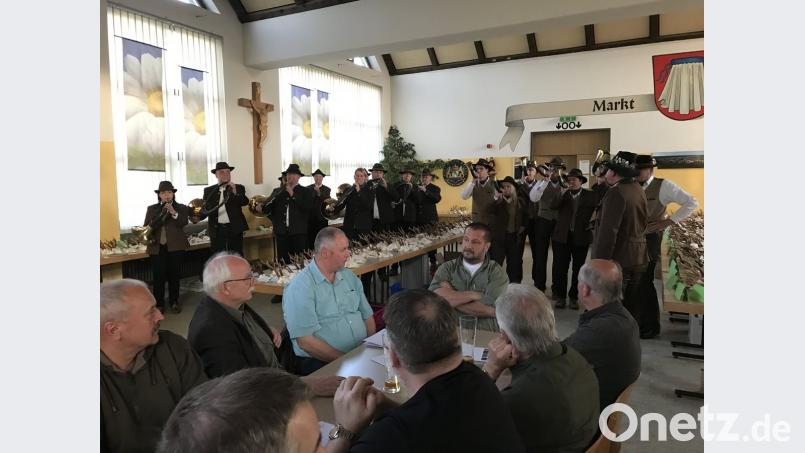 Die Jagdhornbläser &quot;verblasen&quot; die Strecke der Kreisgruppe im vergangenen Jahr. 	Bilder: eig (2)