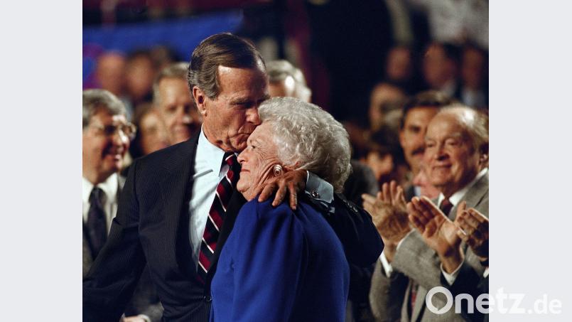 George H. W. Bush, damaliger Präsident der USA, küsst seine Frau Barbara bei einer Wahlkampfveranstaltung. 	Bild: Ron Edmonds/AP/dpa