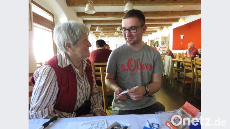 Der 87-jährigen Maria Röber (im Bild mit Blindenberater Robert Blischke) ist ihre Unabhängigkeit sehr wichtig. Deshalb ist ihr eine gute fachliche Beratung über Hilfsmittel bei Sehbehinderungen sehr wichtig.