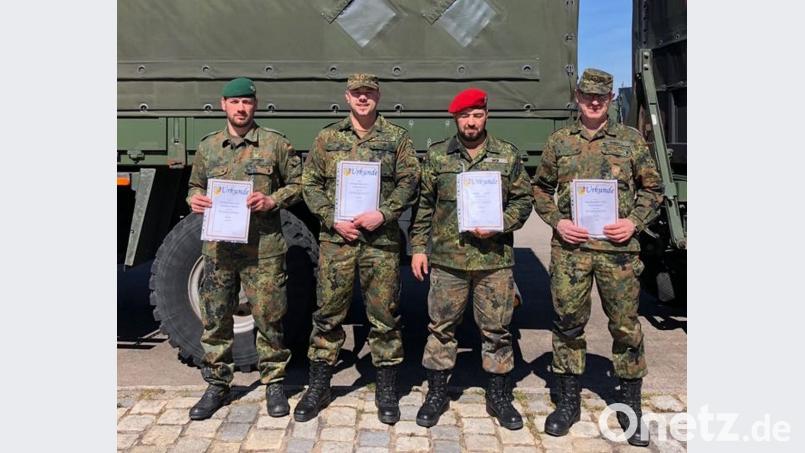 Stabsgefreiter d. R. Johannes Sperer, Obergefreiter d. R. Robert Hoyer, Stabsgefreiter d. R. Rene Dick und Hauptgefreiter d. R. Ernst Hampel (von links) von der KSRK Mitterteich holten sich mit hervorragenden Schießleistungen jeweils die Schützenschnur in Gold. 	Bild: exb