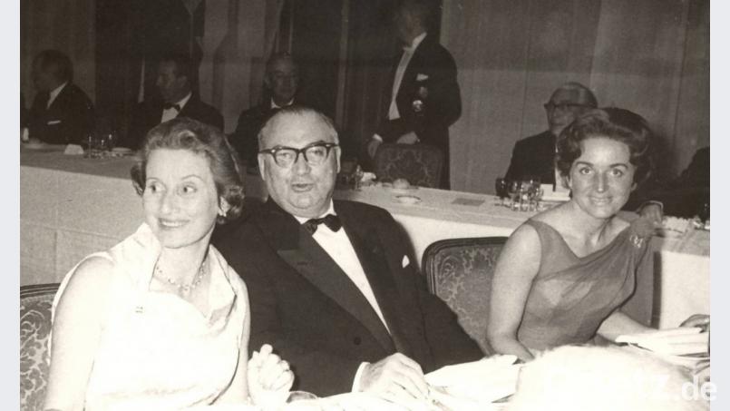 Die Aufnahme aus dem Jahr 1967 zeigt Margret und Max Schwarz zusammen mit Erika Odemer (rechts) bei einer Veranstaltung in Madrid. 	Bild: exb