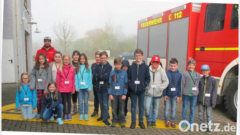 Wertvolle Dienste beim Verkehrssicherheitsprogramm zum toten Winkel leistete den Viertklässlern und Philipp Kosche vom ADAC Nordbayern das Löschgruppenfahrzeug der Feuerwehr Kirchenthumbach. 	Bild: ü