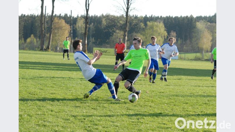 Der TSV Bärnau gewann am Donnerstag das Nachholspiel bei der SG Fuchsmühl mit 1:0. Hier kämpfen SG-Akteur Johannes Pirner (links) und der Bärnauer Martin Zwerenz um den Ball. 	Bild: Gebert
