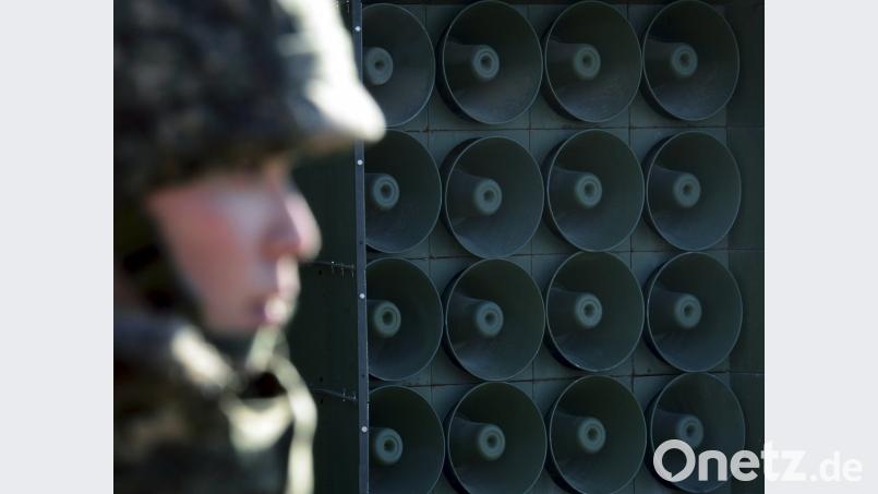 Ein südkoreanischer Soldat steht bei einer Wand aus Lautsprechern an der Grenze zu Nordkorea. 	Bild: Archivbild: Lim Tae-Hoon/NEWSIS/dpa