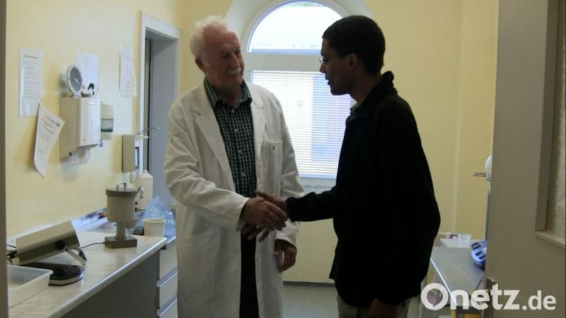 Marvin Oppong zu Besuch bei Veterinär Dr. Günter Baumer in Amberg.