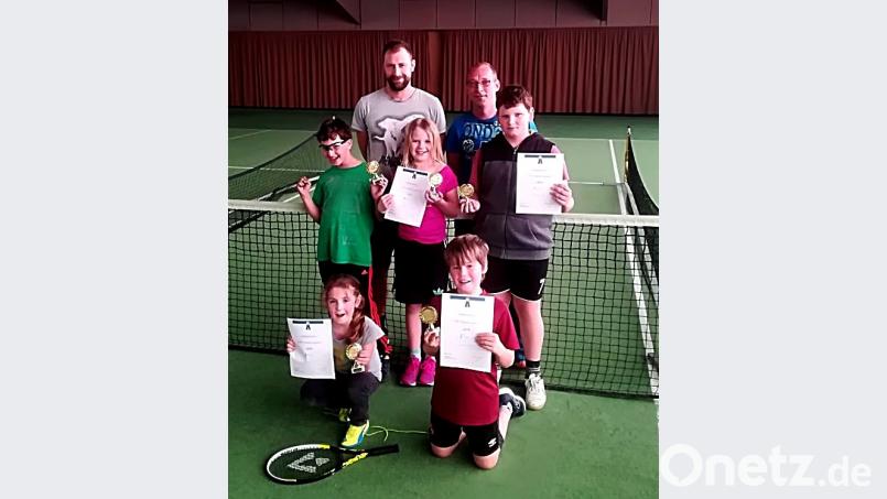 Foto von links:
David König, Laura Sprah, Simon Lochmüller ( Trainer ), Lea Färber, Michael Arnold ( Trainer und Jugendleiter ), Simon Hahnweck, Adam König. Anbei das Foto: nicht am Foto sind jedoch Oliver Opitz und Simon Biebl.