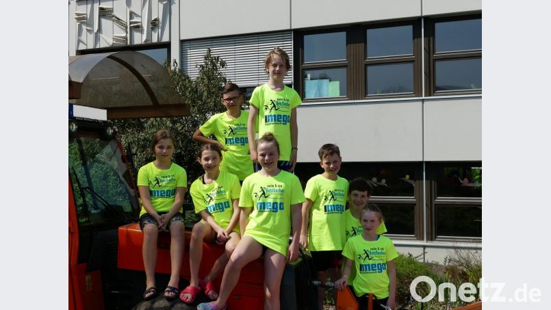 Die erfolgreichen Schwandorfer Schwimmer (von links) Theresia Loibl, Maja Sänger, Maximilian Guha, Lisa Paulus, Julius Fuhrmann, Tom Paulus, Nico Stuber und Hannah Hecht. 	Bild: tsr