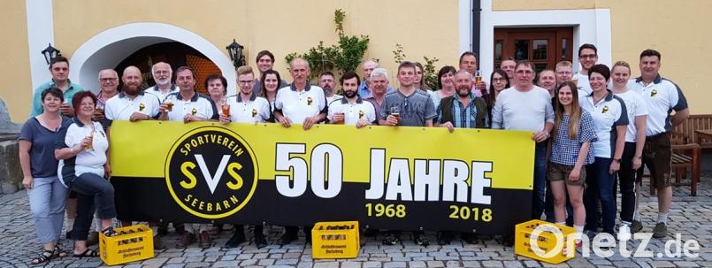 Braumeister Florian Spießl (links hinten) zeigte der Abordnung des SV Seebarn die Örtlichkeiten in der Schlossbrauerei Fuchsberg