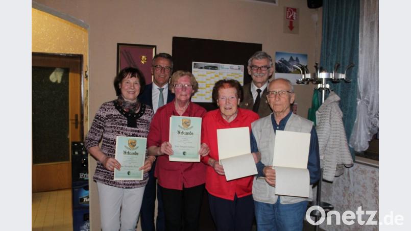 Bei der Jahreshauptversammlung der Wanderfreunde wurden auch langjährige Mitglieder ausgezeichnet (von links): Brunhilde Bauer, Bürgermeister Franz Stahl, Irmgard Fellner, Maria Fellner, Vorsitzender Eberhard Bauer und Wolfgang Gärtner. 	Bild: hä