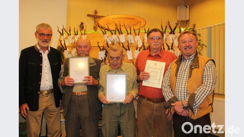 Bei der Hauptversammlung der Jägerkameradschaft Auerbach und Umgebung wurden die beiden Urgesteine des Vereins, Karl Fuchs (Zweiter von links) und Friedrich Kraus, zu Ehrenmitgliedern ernannt. Für 40 Jahre Zugehörigkeit konnte Gerhard Trabant (Zweiter von rechts) geehrt werden. An Hans Barth wird die Auszeichnung nachgereicht. Mit im Bild Vorsitzender Dieter Möller (links) und sein Stellvertreter Heinrich Krodel, zugleich Hegeringleiter der Hegegemeinschaft Auerbach. 	Bild: cs