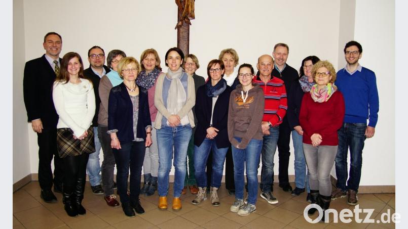 Pfarrer Josef Irlbacher (l.) und Pastoralassistent Andreas Hornauer (r.) mit dem neuen Pfarrgemeinderat von St. Vitus. Der Sprecher wird in der Juni-Sitzung gewählt.