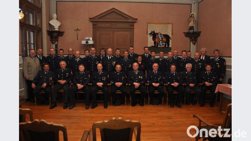 Für 25 und 40 Jahre aktive Dienstzeit wurden Mitglieder der Feuerwehren Bärnau, Naab, Ellenfeld, Thanhausen und Altglashütte ausgezeichnet. Im Bild die Geehrten mit Landrat Wolfgang Lippert, Bürgermeister Alfred Stier, Kreisbrandrat Andreas Wührl, Kreisbrandinspektor Lorenz Müller und Kreisbrandmeister Helmut Czepa. 	Bild: Schirmer