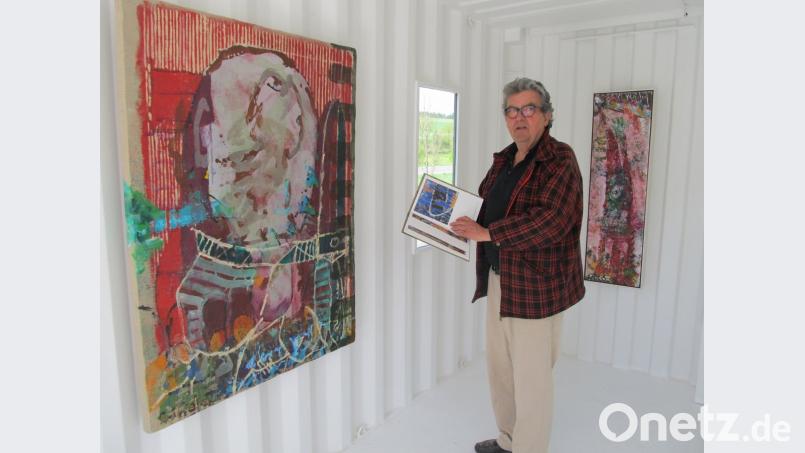 &quot;Das grüne Glück&quot; titelt dieses Bild (links) von Uwe Lindau. Zusammen mit vier weiteren Werken ist es in der &quot;Kunsthalle Pertolzhofen&quot; ausgestellt, einem speziellen Container direkt am Bayerisch-böhmischen Freundschaftsweg. Für Kunstvereinsvorsitzenden Heiko Herrmann (im Bild) gibt Lindau dabei auch Einblick in den &quot;Wahnsinn unserer Welt&quot;. 	Bild: Bugl