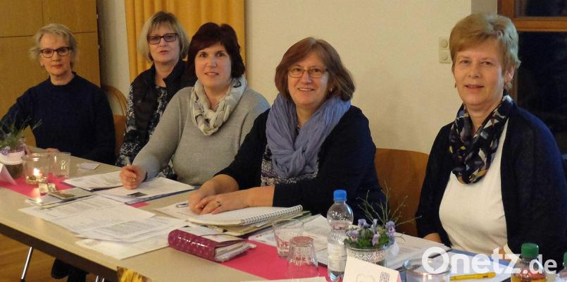 Die Hospizbewegung war Thema beim Bezirkstag des Frauenbundbezirks Sulzbach-Rosenberg. Marianne Schüsselbauer und Pia Renz (beide v. l.) stellten den Hospizverein Amberg vor. Mit ihm Bild das Führungstrio des KDFB-Bezirks Roswitha Wendl (2. Vorsitzende), Margarete Hirsch (Vorsitzende) und Veronika Forster (Schriftführerin).