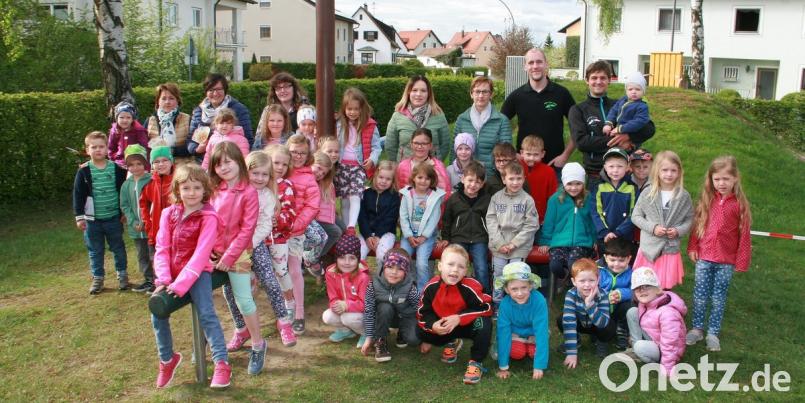 Mit 500 Euro unterstützt der Häuslclub Leugas den Kindergarten &quot;Sankt Josef&quot; und die Tagesstätte &quot;Sankt Elisabeth&quot;. Beim Treffen im Kindergarten konnten Club-Vorsitzender Tobias Kühn und Schatzmeister Andreas Oppl die Spende im Auftrag der HCL-Jugend übergeben. 	Bild: wro