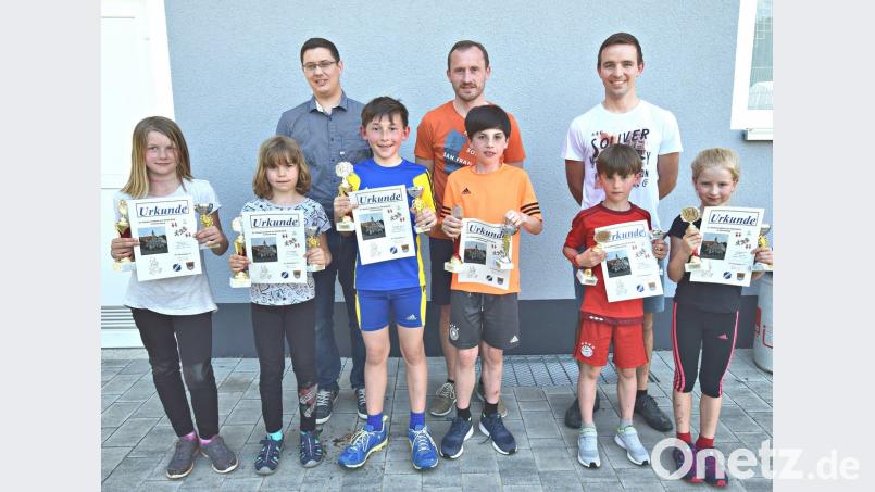 Die sechs Streckenschnellsten wurden (von links) 2.Bürgermeister Benjamin Hiltl, SVI-Vorsitzendem Martin Luber und dem Abteilungsleiter der Lauftreffsparte Andreas Dehling besonders geehrt