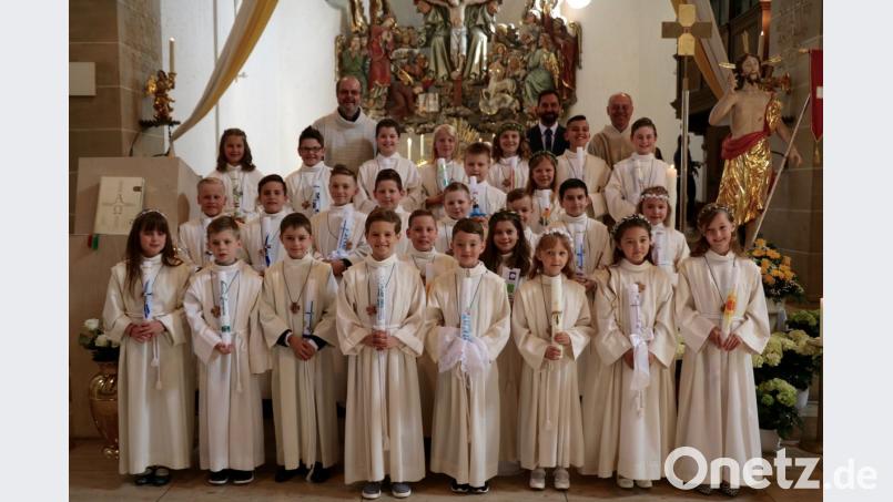 27 Kinder feiern mit Pfarrer Ludwig Gradl, Praktikant Thomas Probst und Gemeindereferent Anton Rauch (Hinten v.r.) einen erhebenden Gottesdienst zur Ersten Heiligen Kommunion.