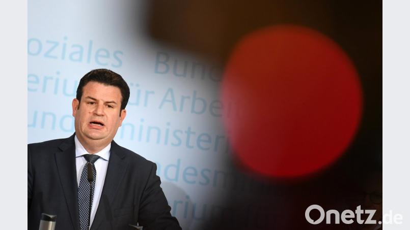 Bundessozialminister Hubertus Heil (SPD) stellt während einer Pressekonferenz die Vorsitzenden der Rentenkommision vor. Mit der Rentenkommission will die Koalition die Weichen für die Altersvorsorge in Deutschland ab 2025 stellen. Foto: Ralf Hirschberger/dpa dpa