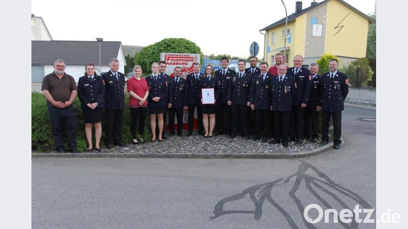 Alle an der Gründung der Kinderfeuerwehr zeigten sich mit der Gründungsurkunde. Mit dabei auch die neue Leiterin der Kinderfeuerwehr, Angela Müller mit Urkunde.