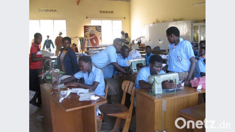 Die Materialspenden sind wertvolle Hilfe bei der Berufsausbildung in der Schule von Pater Danko. Die Aktion Solidarität sucht vor allem wieder gut erhaltene mechanische Nähmaschinen. 	Bild: exb