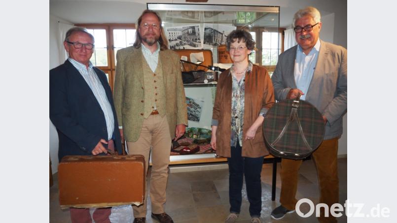 Die Bürgermeister Heinrich Maier (links) und Rupert Troppmann (rechts) haben sich schon ihre Reisekoffer ausgesucht. Museumsleiterin Ursel Wiechert hat die Schau zusammengestellt. Stefan Wolters vom Geschichtspark Bärnau (Zweiter von links) ist ein absoluter Kenner alter Straßen.	Bild: krb