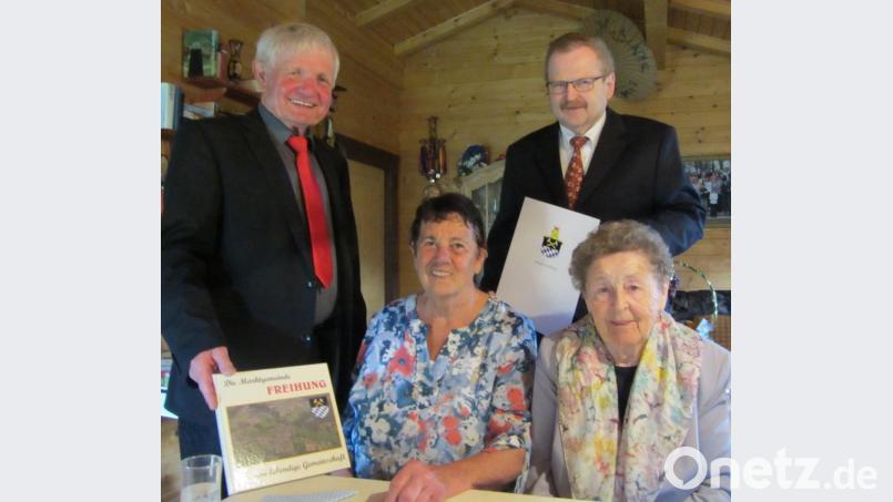 Zahlreiche Gäste gratulierten Elfriede Hubmann (vorne, links) zum 80. Geburtstag. Darunter befanden sich Theresia &quot;Susi&quot; Roth (vorne, rechts) von der Seniorengruppe &quot;Fit ins Alter&quot; sowie ( stehend von links) 3. Bürgermeister Klaus Meißner und Marktrat Hermann Lühr. 	Bild: nbu