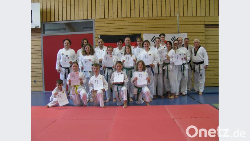 Die erfolgreichen Teilnehmer an der Gürtelprfung der Abteilung Taekwondo des SV Parkstein . David Gregor, Johanna Dagner, Jonas Funk, Luisa Bösl, Leoni Haydn (Vorne von Links), Steffanie Häupl, Leni Götz, Johanna Haydn, Marlena Dagner (Mitte von Links), Joachim Freisleben, Karin Raab, Michael Raab, Eveline Bauer, Marin Janker, Antonia Raab, Laureen Richter, Yaroslav Kraus, Vanessa Kunert, Magdalena Janker, Stephan Hösl, Prüfer Roland Hofbauer, Trainer Manfred Härtl (hinten von link).