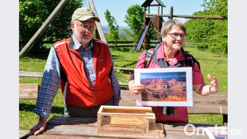 Josef Kohl vom OWV Massenricht und die Georangerin Cäcilia Kastl-Meier, bei einer ihrer anschaulichen Erklärungen