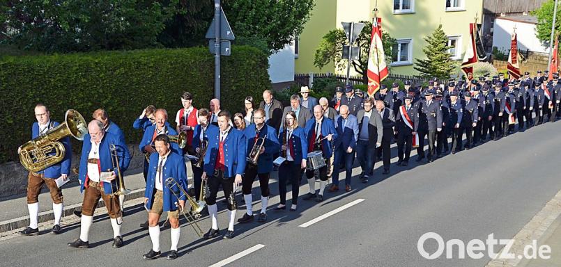 Mit Pauken und Trompeten geht es in die Kirchenthumbacher Pfarrkirche: Feuerwehrmitglieder und Gläubige gedenken dem heiligen Florian. 	Bild: ü