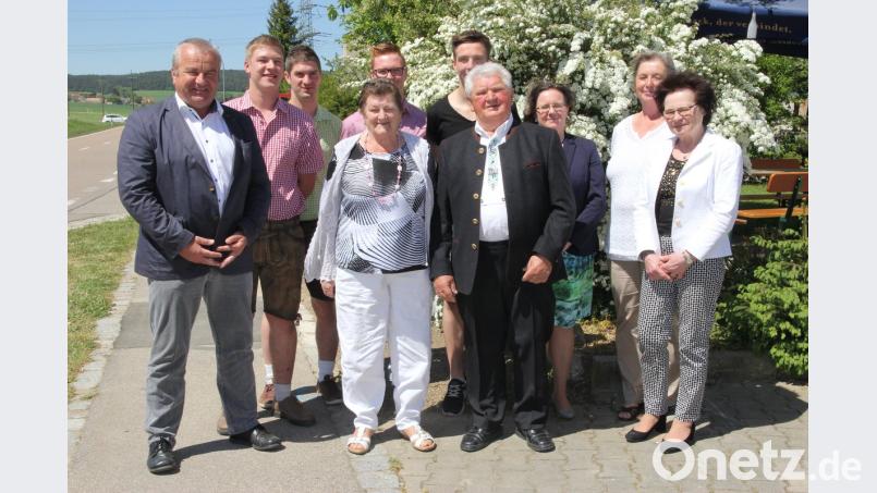 Kunigunda Ries 2. von links im Kreise der Gratulanten