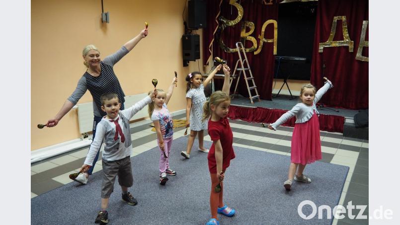 Jeden Samstag wird beim Verein &quot;Neue Zeiten&quot; getanzt. Evgenia Jarusskij leitet die Kindergruppe. 	Bilder: sbü (2)