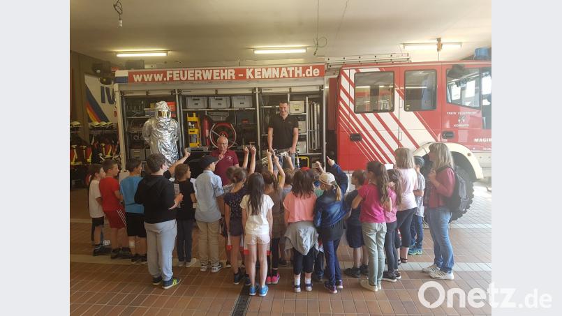 Ob Hitzeschutzanzug oder Rettungsspreizgerät. Die Kinder hatten viele Fragen, welche die Feuerwehrmänner und Kreisbraninspektor Otto Braunreuther gut erklärten.