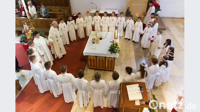 Zur Gabenbereitung versammelten sich die Erstkommunionkinder mit Stadtpfarrer Hans-Peter Bergmann und Gemeindereferentin Barbara Schlosser um den Altar, bevor sie erstmals den Leib des Herrn empfangen durften.