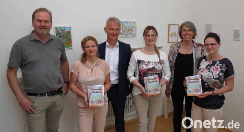 Bei der Präsentation der Kunstausstellung und des Etzenrichter Kochbuchs ist auch die Eltern-Kind-Gruppe dabei, die sich über den Erlös freuen darf: (von links) Künstler W. A. Hansbauer, Simone Heberlein, Stadtrat Matthias Loew, Stefanie Hamann, Irene Fritz und Tamara Smola.  	Bild: rdo