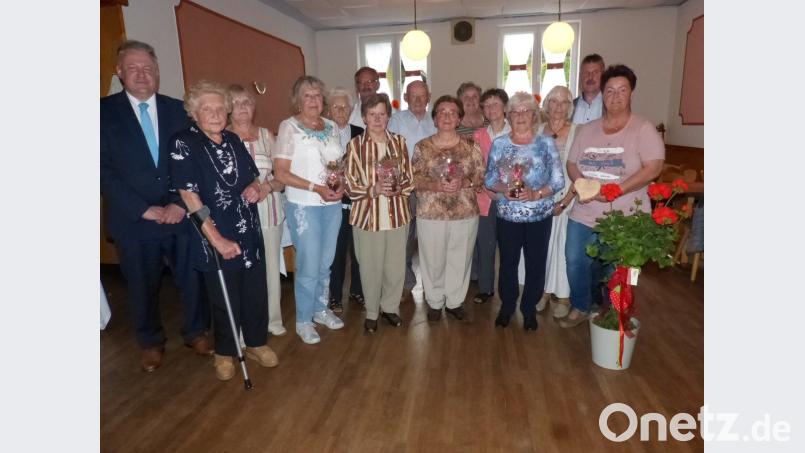 Die geehrten Gründungsmitglieder mit Ladnrat Richard Reisinger (links) und 1. VorsitzenderMichaela Ruck sowie Bürgermeister Reiner Pickel (1.und 2. von rechts)
