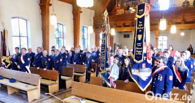 Die Aktiven der Wehren aus Speichersdorf, Kirchenlaibach, Plössen und Zeulenreuth waren mit Fahnen in die Christuskirche eingezogen, um mit Pfarrer Micha Boerschmann Gottesdienst zu feiern.  	Bild: hai