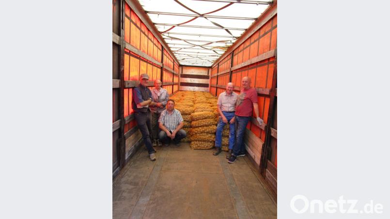 Nach dem Verladen von 11.5 Tonnen Kartoffeln gönnten sich die freiwilligen Helfer Gustl Hoffmann, Simon Melzner, Klaus Fiebig, Norbert Busch und Jadranko Krsco, der kroatische Fahrer des LKW (von links), eine kurze Verschnaufpause.