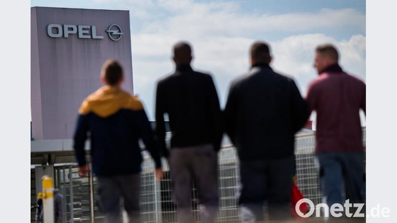 Opel verordnet sich bei den umstrittenen Abfindungen für Mitarbeiter eine Denkpause. 400 Leute können den Angaben nach gehen.	Bild: Andreas Arnold/dpa