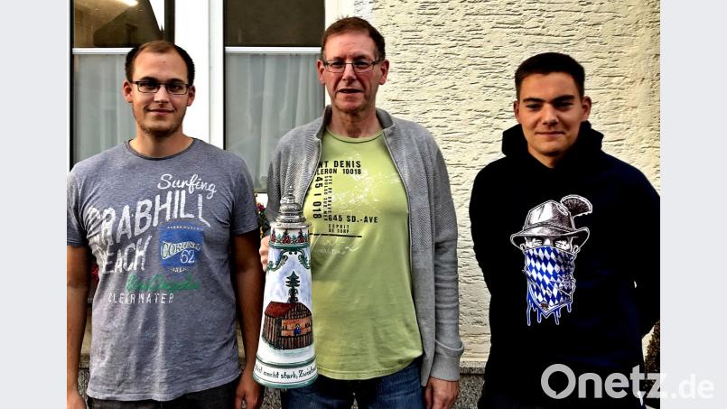 Ehrung zum neuen Ehrenmitglied ist Sepp Klein (m) vom 1. Vorsitzenden Benjamin Hoesl (li) und 2. Vorsitzenden Toni Forster (re) ausgezeichnet worden.