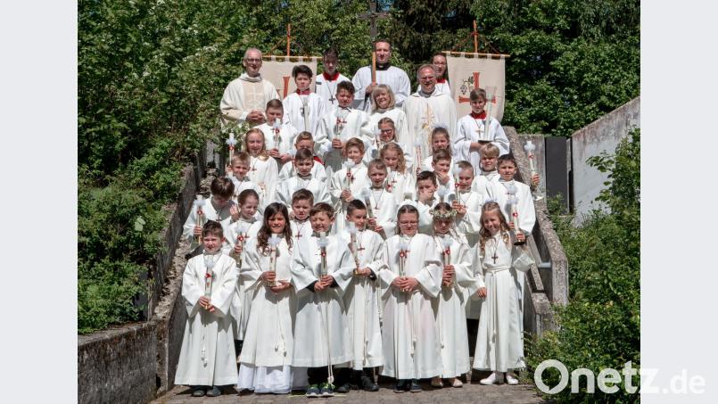 Die Erstkommikanten mit Pfarrer Roland Klein (obere Reihe rechts), Gemeindereferentin Stefanie Seufert-Wolf (links daneben), Pfarrpraktikant Christian Gerl (darüber) und Diakon Markus Weinländer (links)
