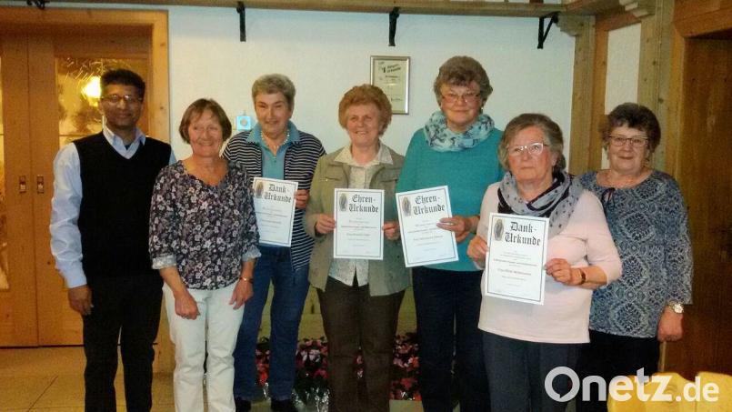 Für ihre langjährige Mitgliedschaft im Mütterverein dankten Pfarrer Joseph und die Vorsitzenden Monika Seidel (von links) und Irene Hasenfürter (rechts), Martha Höfer und Marianne Etterer (Vierte und Fünfte von links). Für ihre langjährige Mitarbeit in der Vorstandschaft wurden Lucia Schmidt (Dritte von links) und Hilde Wildenauer (Zweite von rechts) ausgezeichnet.
﻿