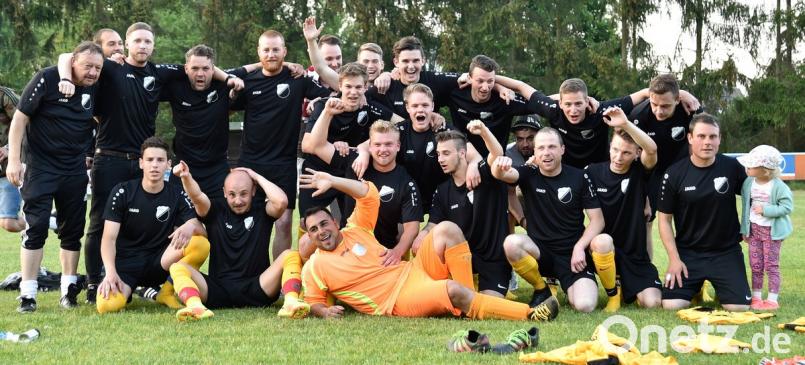Zufrieden und glücklich: Die SpVgg Windischeschenbach gewann am Freitagabend mit 4:2 gegen die SpVgg Neustadt/Kulmm und ist damit die Meisterschaft in der A-Klasse West nicht mehr zu nehmen.  	Bild: A. Schwarzmeier