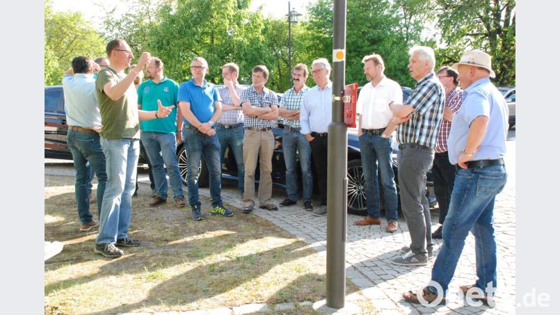 Der Gemeinderat von  Freudenberg mit Bürgermeister Alwin Märkl (4. von rechts) bei der Beurteilung eines Standortes für Hinweisschilder auf Gewerbetreibende vor Ort.