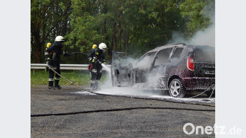 Ein Atemschutztrupp der Kulmainer Wehr löschte den Fahrzeugbrand schließlich unter Vornahme eines C-Rohres mit Schaum-/Wassergemisch ab.