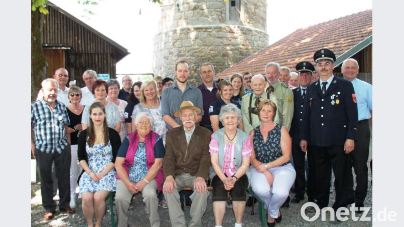 Der Jubilar Wilhelm Nirschl, mit Ehefrau, Schwester, Tochter und Enkelin (sitzend), den Vereinsabordnungen, weiteren Gratulanten und Bürgermeister Walter Schauer (rechts) auf der Thansteiner Burg.