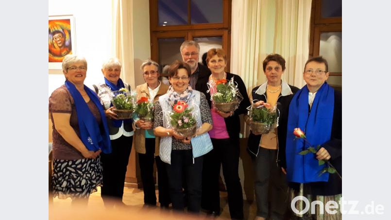 Teamsprecherin Christine Pfeiffer (links) ehrte zusammen mit Stadtpfarrer Edmund Prechtl Marianne Fuchs (Dritte von links) für 40 Jahre. Anneliese Lang, Maria Lober, Barbara Marzi und Eleonore Götz (von links) für drei Jahrzehnte Treue. Nicht auf dem Bild: Rosa Schmidt für ihre 60-jährige Mitgliedschaft. Neu aufgenommen wurde Christa Seifert (rechts).